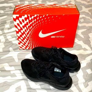 Tennis Nike, brand New, Size 8.